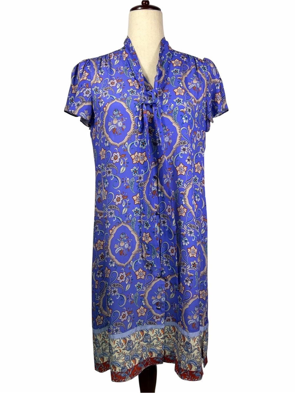 Robert Graham silk blend dress. Tie neck, unique silver tone buttons. Size S.